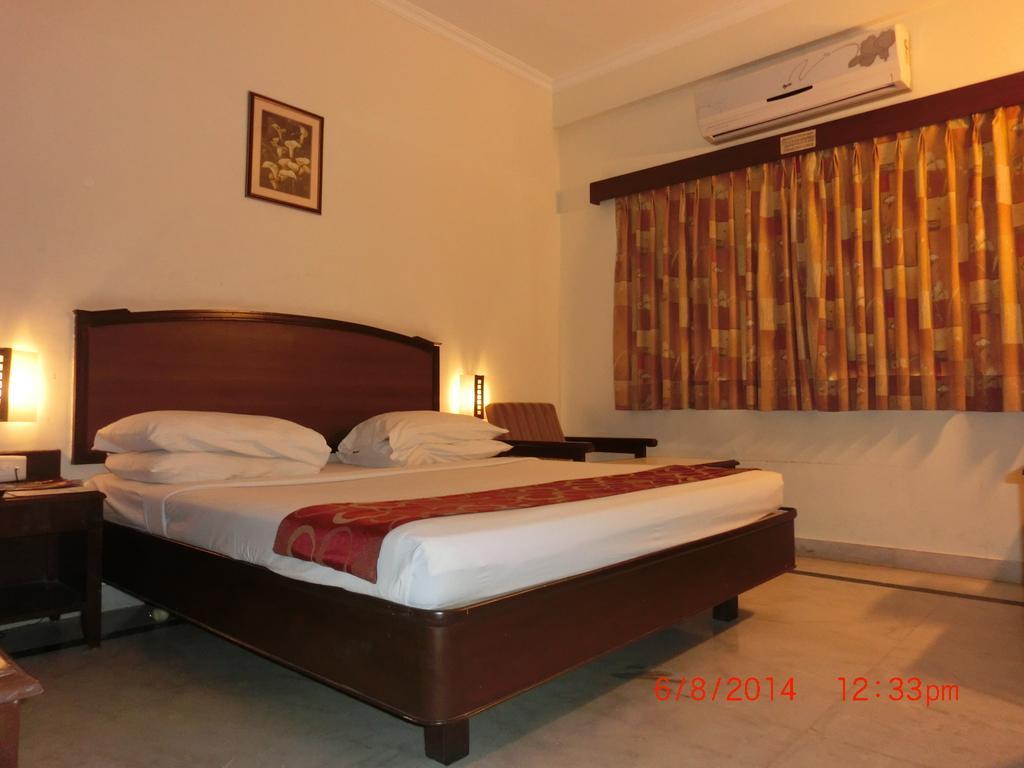 Hotel Thulashi Park Chennai Room photo